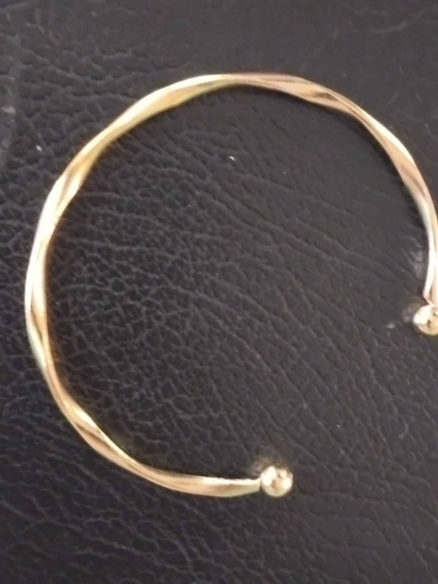 Twist bangle