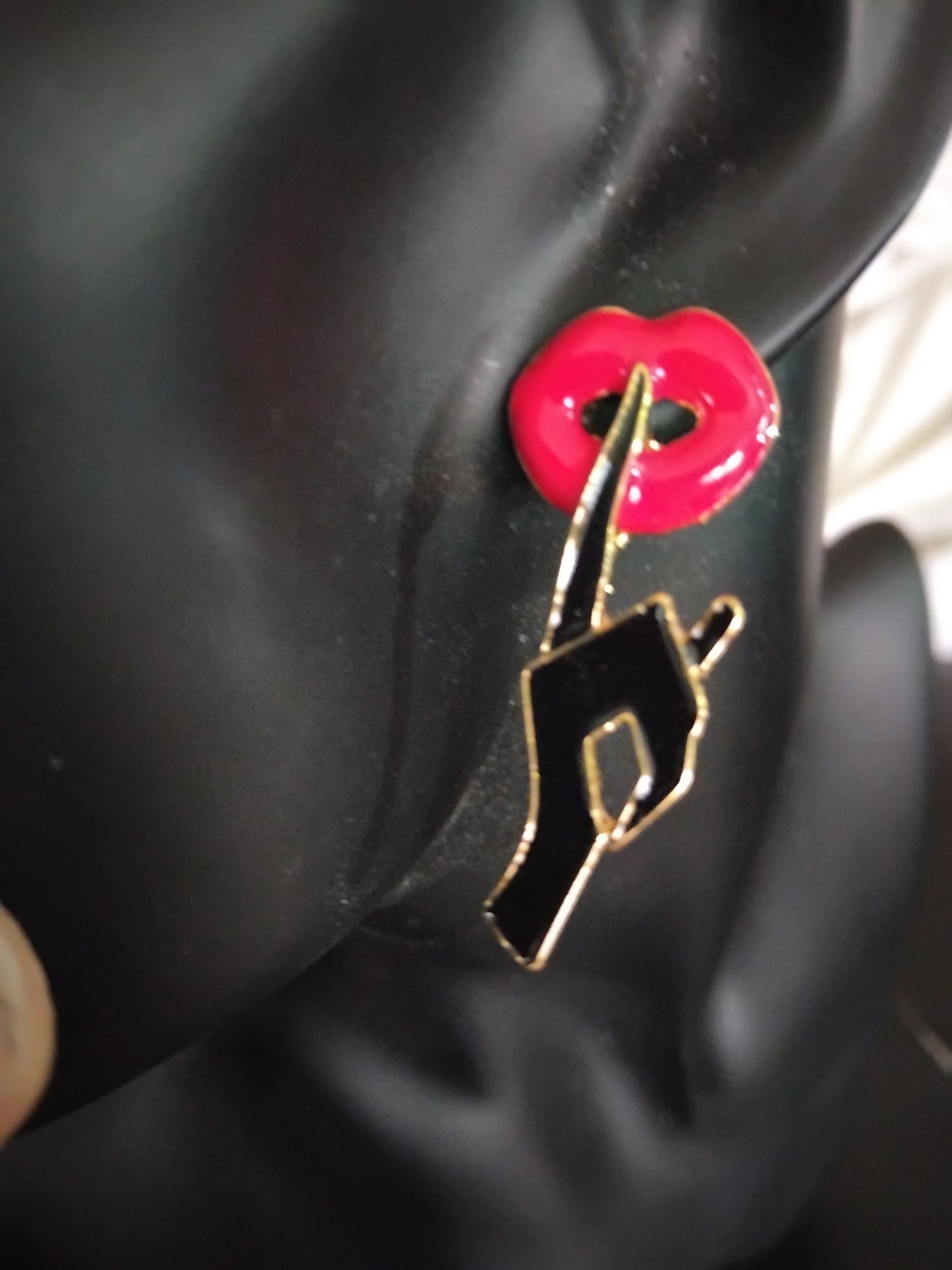 Shhh lips earrings