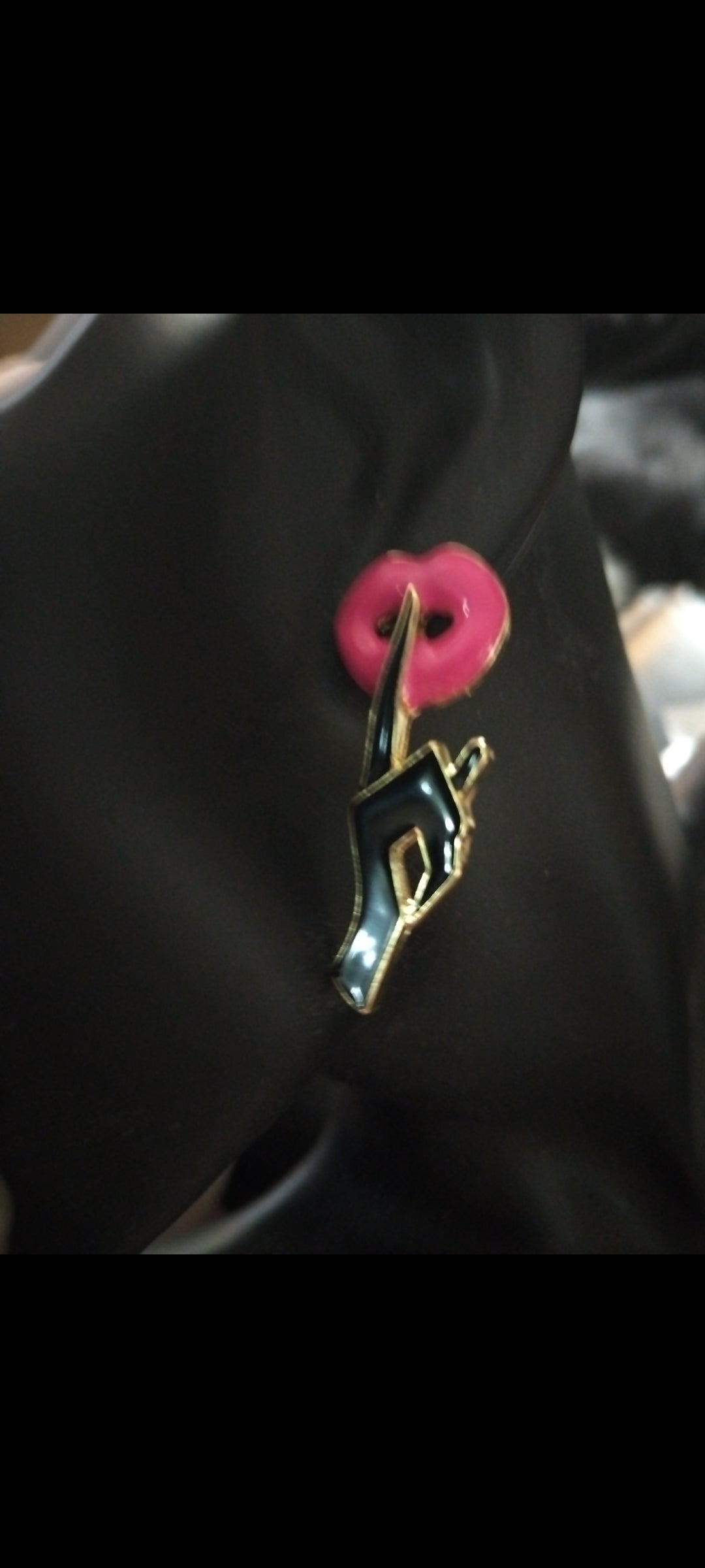 Shhh lips earrings