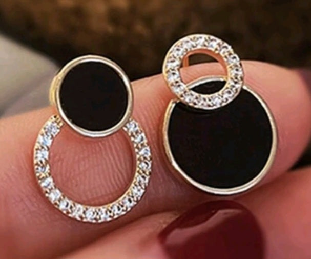 Geometric opposite circle earrings