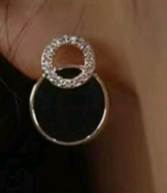 Geometric opposite circle earrings