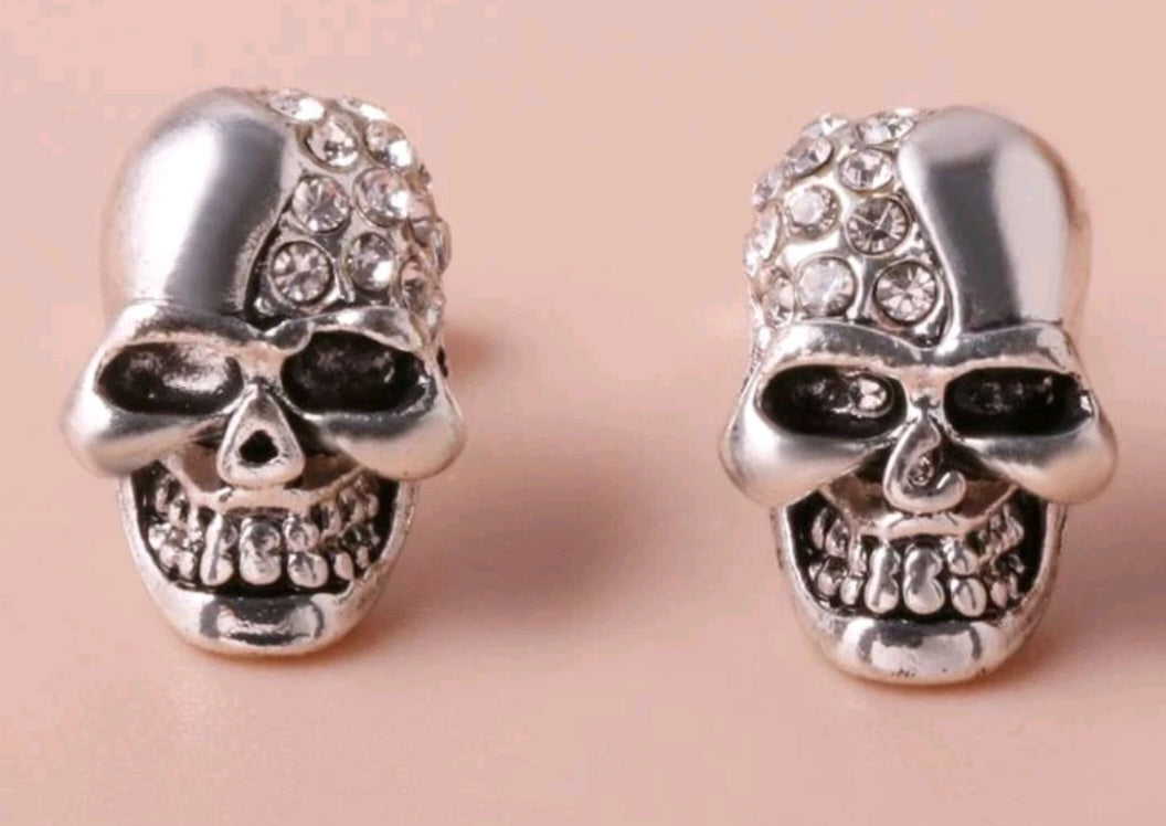 Silver skull stud