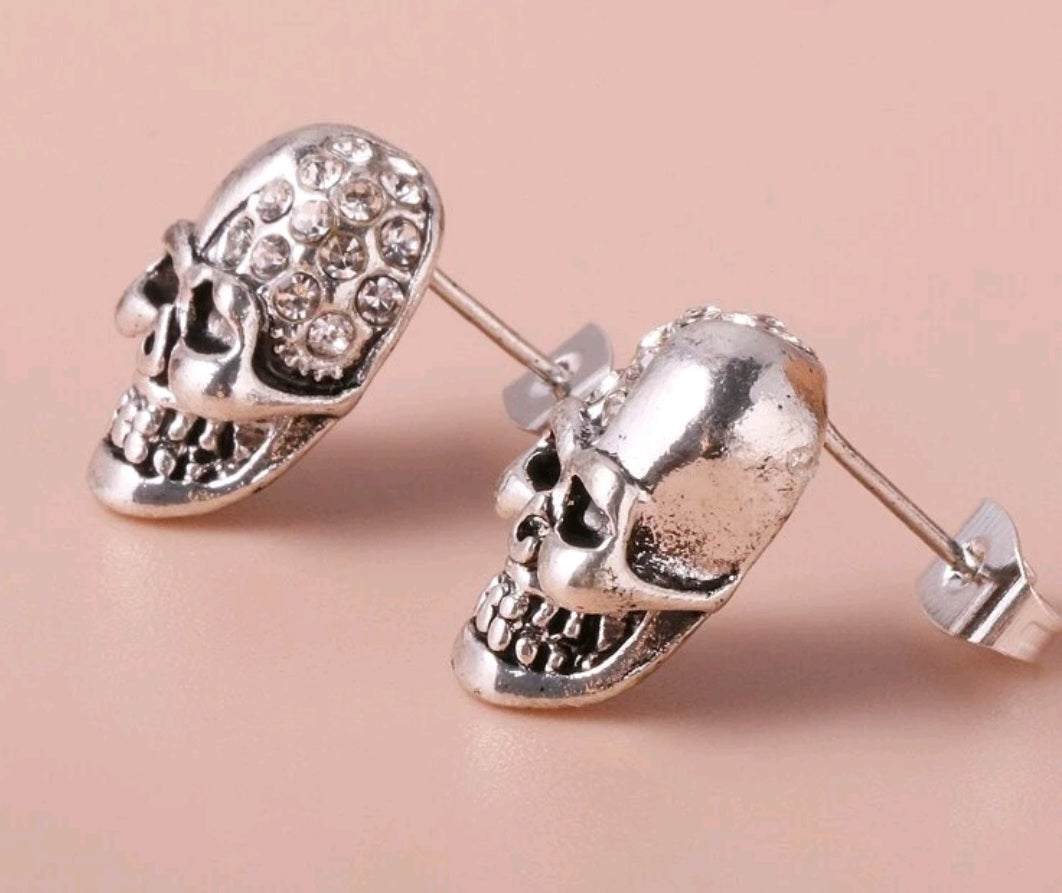 Silver skull stud