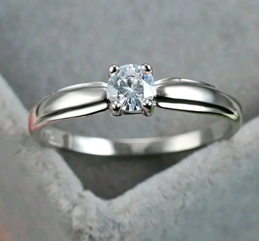 Single stone silver band ring